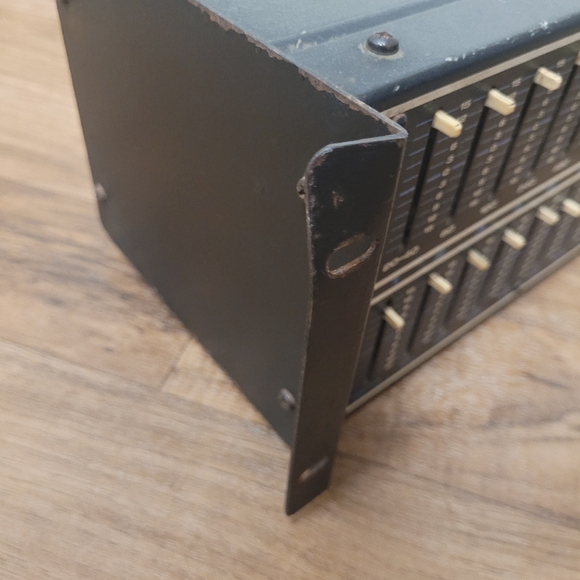 Tapco 2200 Graphic Equalizer - Picture 5 of 6